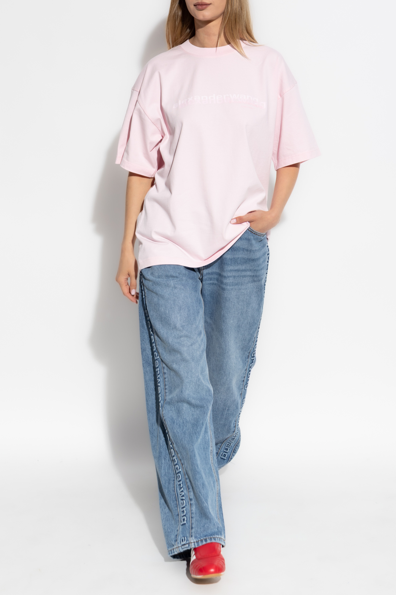 ALEXANDER WANG WHITE AND PINK コットン Tシャツ Alexander Wang logo-print Cotton T-shirt | White | FARFETCH